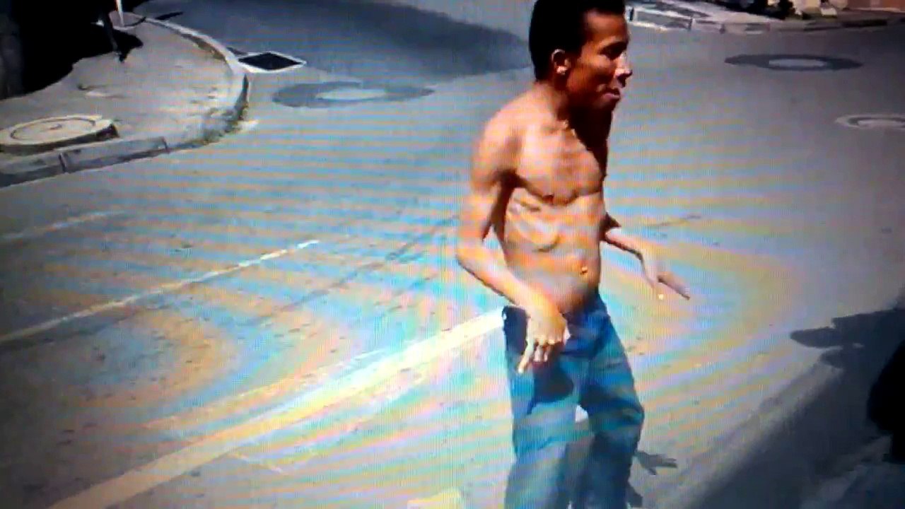 Un homme qui dance pas comme les autre à voire mdr