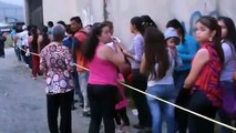 Entrevistas a personas que hacen cola en Venezuela para comprar alimentos ( Mérida Venezuela)
