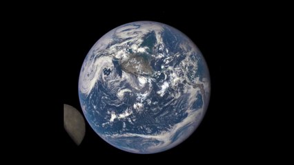 Vue magnifique de la lune passant devant la terre, filmé à des millions de kilomètre de la terre
