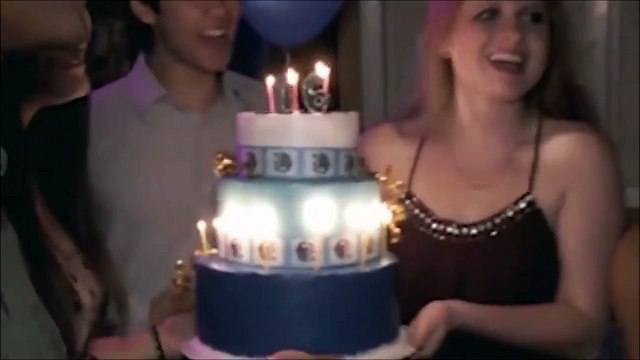 Elle met le feu à ses faux cils en soufflant les bougies de son gâteau d'anniversaire - FAIL