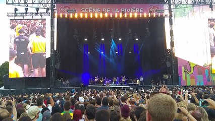 Un jeune handicapé se fait porter par la foule sur scène pendant un concert. Magique