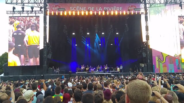 Un jeune handicapé se fait porter par la foule sur scène pendant un concert. Magique