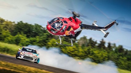 Un duel épic entre une voiture de drift et un hélicoptère de voltige