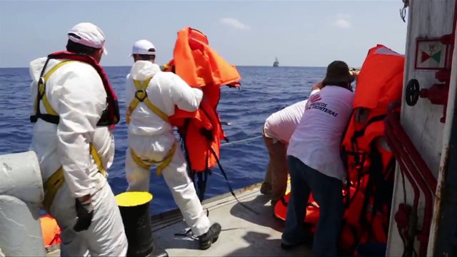 Images de migrants repêchés dans l'océan après un naufrage