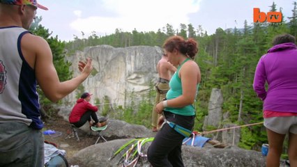 Highliner Walks Over 1000ft Waterfall Without Safety Gear