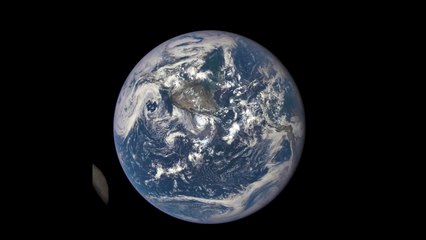 Le magnifique spectacle de la Lune photobombant la Terre.