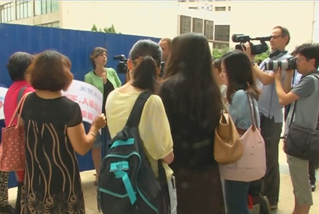 La détresse des familles des victimes du vol MH370 à travers nos télés, en 42 secondes