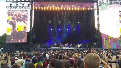 Un jeune homme fait un slam en fauteuil roulant pour s'approcher de la scène d'un festival (Canada)