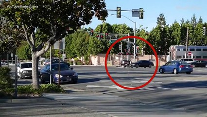 Saca de las vías del tren a un civil en el último segundo