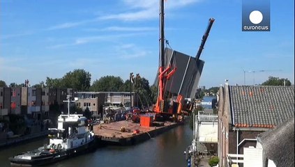 Netherlands cranes collapse on houses, dozens injured