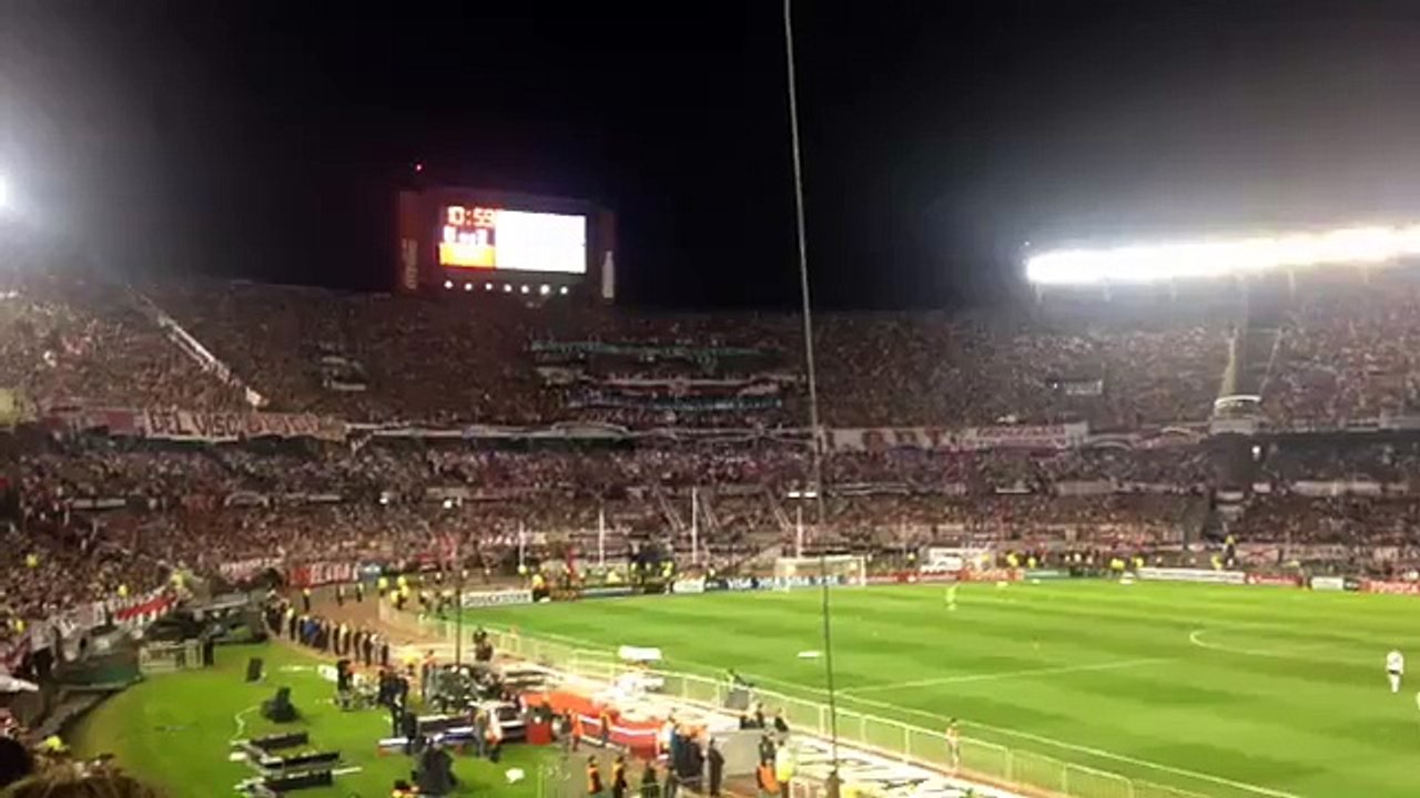 La porra de River cantándole a su equipo