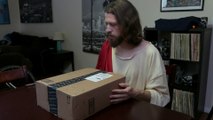 Jesus Christ reçoit sa couronne d'épine et ouvre e paquet comme si c'etait un iPad!