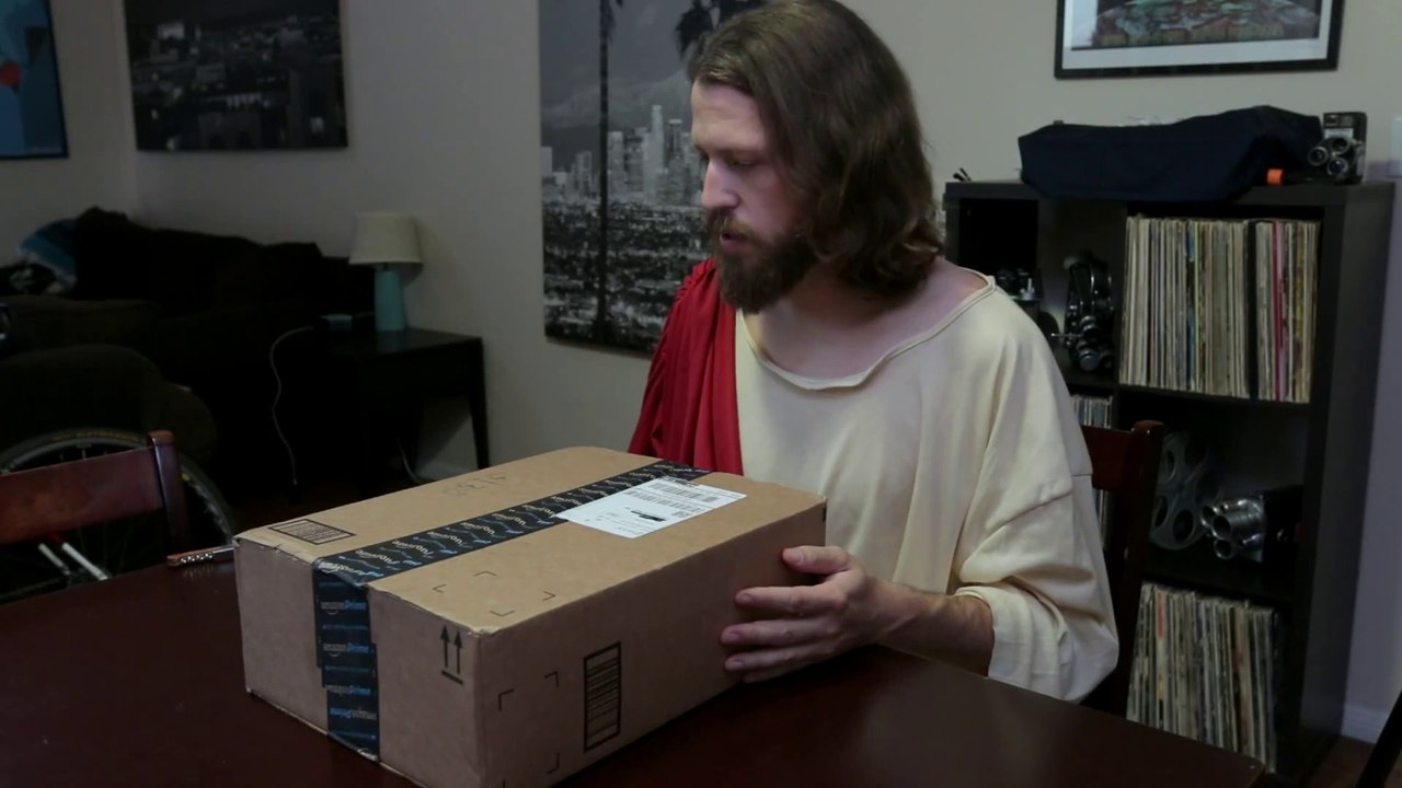 Jesus Christ reçoit sa couronne d'épine et ouvre e paquet comme si c'etait un iPad!