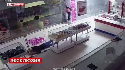 Un étrange voleur dans une bijouterie