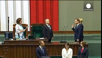 El conservador Andrzej Duda toma posesión de su cargo como presidente de Polonia.