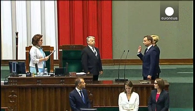 El conservador Andrzej Duda toma posesión de su cargo como presidente de Polonia.