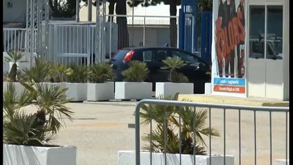 Giugliano (NA) - Incidente al Magic World, bagnino cade in piscina: è grave (05.08.15)