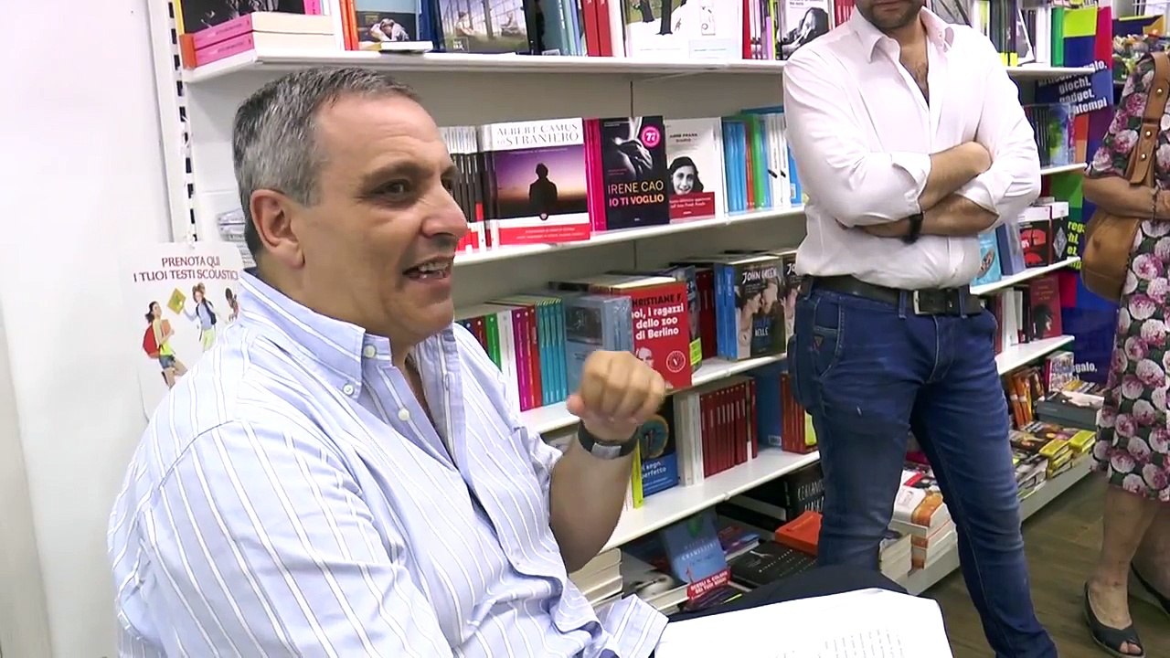 Napoli - "Anime di vetro", il nuovo romanzo di Maurizio De Giovanni (04.08.15)