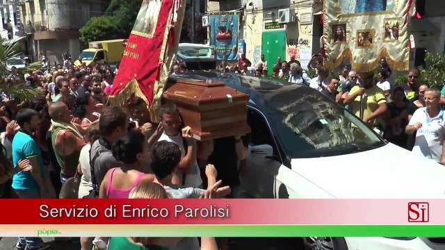 Napoli - I funerali di Luigi Galletta, la gente: Qui non si può vivere più (04.08.15)