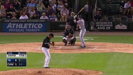 Un rookie célèbre tout seul son premier home run