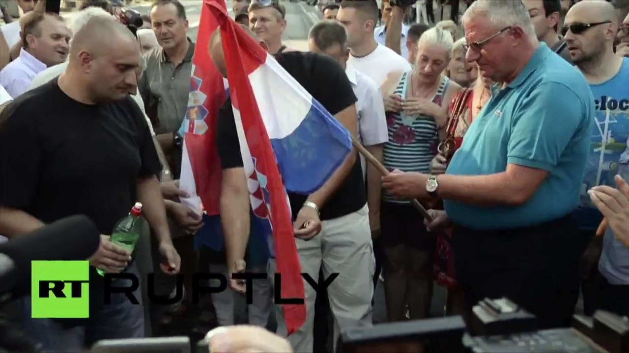 Les radicaux serbes brûlent le drapeau croate, jurant de rétablir la «Grande Serbie»
