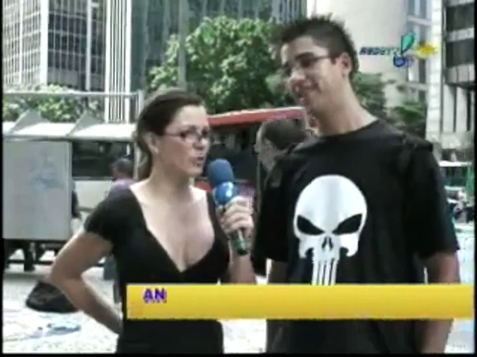 a reportera se le sale una teta (Broma)