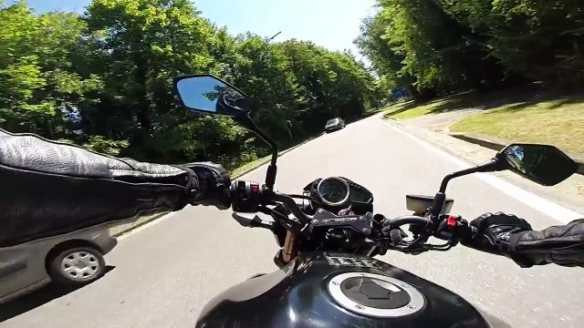 Frayeur pour ce motard qui croise une voiture de police à contresens