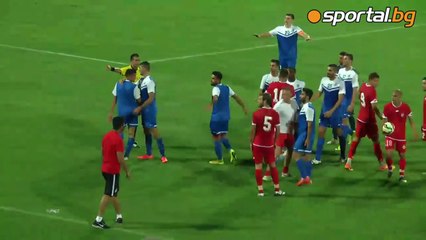 Des supporters font fuir une équipe de football