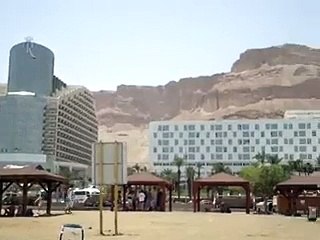 Une femme se baigne dans la mer Morte