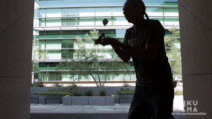 Il défie la gravité avec des numéros surprenants et une toupie