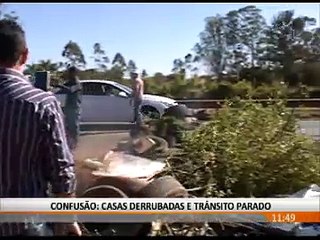 NO CLIMA: MANIFESTANTES FECHAM ESTRUTURAL