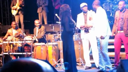 Amy Colle a recu les conseilles de Youssou Ndour en pleine Concert du 1er janvier 2015 au CICES