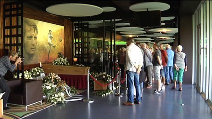 Tientallen mensen bewijzen laatste eer aan Piet Fransen - RTV Noord