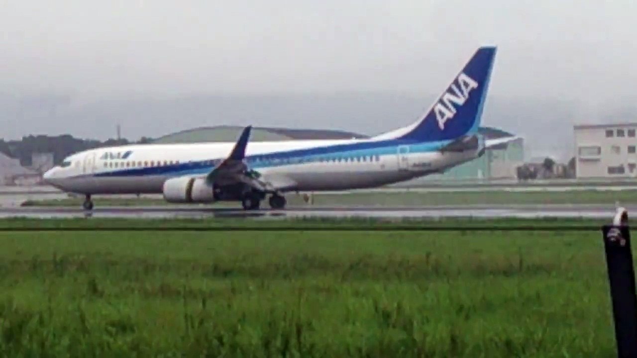 航空無線 at 熊本空港。女性パイロットと女性管制官の交信。