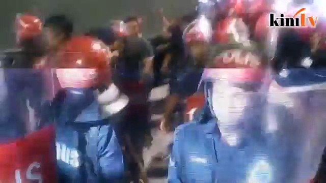 Polis bergelut dengan penyokong demo GST pula