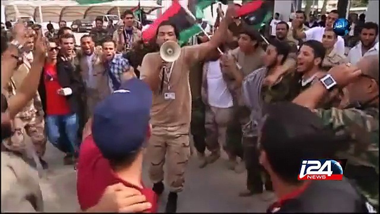 ليبيا تحقق مع حراس ظهروا في فيديو يضربون الساعدي القذافي