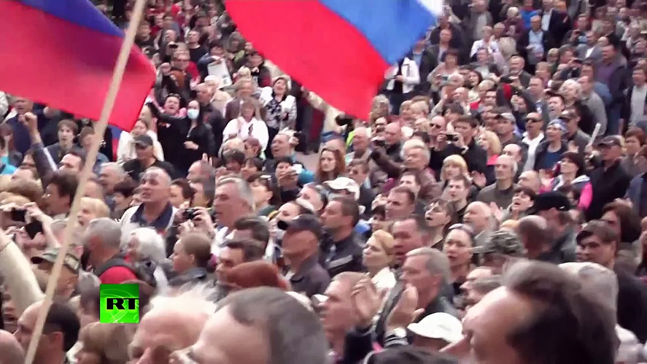 Video: Pro-Russian activists storm Lugansk govt HQ, police escape building