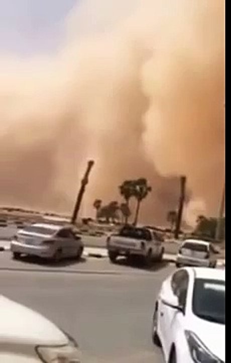 أول لحظة لظهور العاصفة الرملية في السعودية