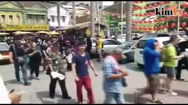 3:05 petang: Baju hitam mula berkumpul di Pasar Seni