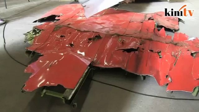 Serpihan pesawat MH17 dipamerkan untuk tontonan