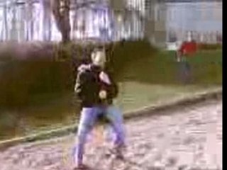 Romain fait de la tirolienne !!! lol