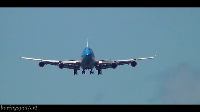 KLM Boeing 747-400 landing at St. Maarten!