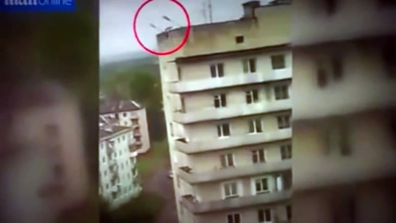 Tragis! Video Amatir Detik-Detik Seorang Pencuri Jatuh dari Atas Gedung Lantai 9