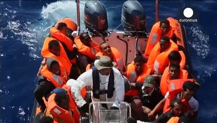 مواصلة البحث عن ناجين في عرض المتوسط بعد غرق سفينة كانت تحمل مئات المهاجرين