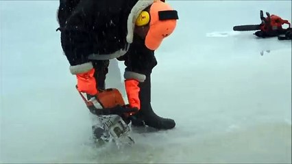 Ils transforment un lac gelé de Lettonie en un grand manège tournant