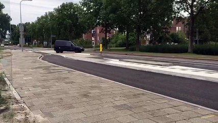 Download Video: Bussluis achter ziekenhuis: keren, op fietspad of tegen verkeer in? - RTV Noord