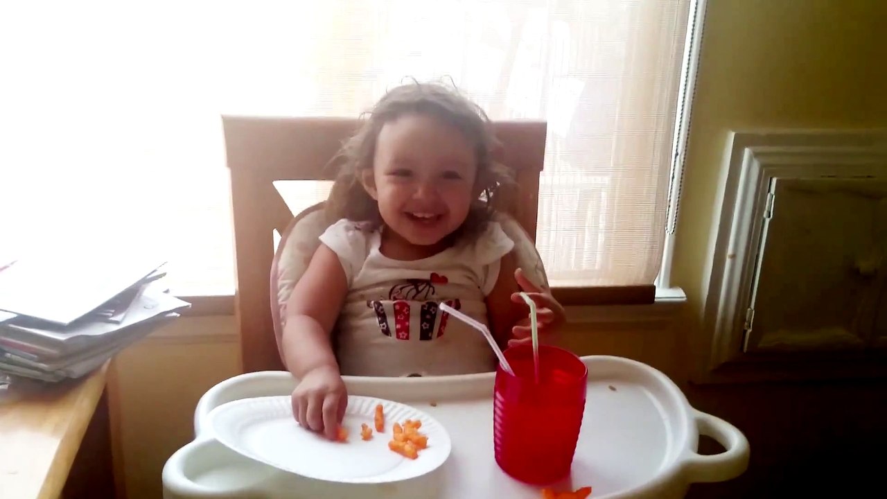 Just Do It! Une petite fille pliée de rire en écoutant le speech de Shia Labeouf