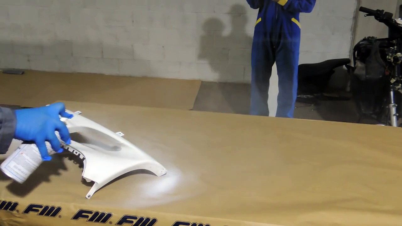 Como pintar con spray o aerosol FM una moto, pintando las tapas de plástico de scooter Yamaha Jog.
