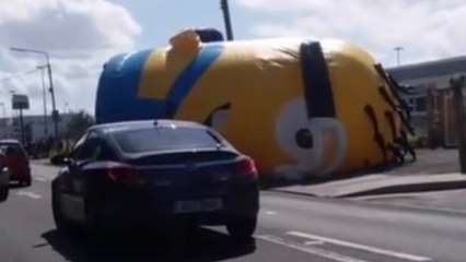 Un Minion géant sème le chaos sur une route à Dublin