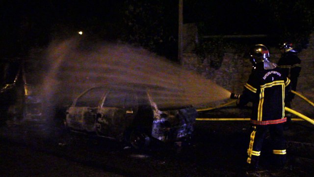 Des voitures incendiées rue François Rivière